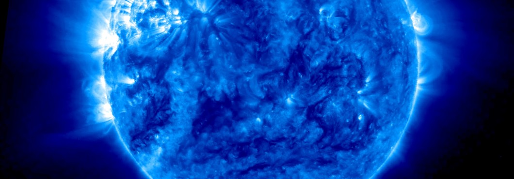 地球からでは見えない太陽をNASAが公開・・・なぜ青い